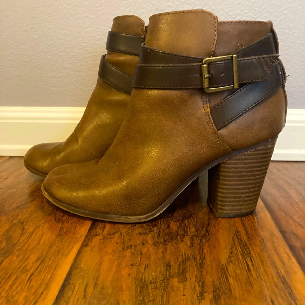 Brown ankle boots. Faux two-tone leather